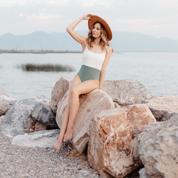 One piece swimsuit - Picture 4 of 4